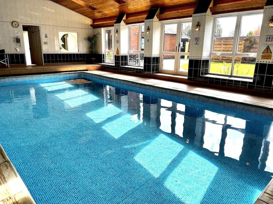 Vast, Elegant Home With Indoor Pool & Sauna Near Popular Golf Course 킹스턴 외부 사진