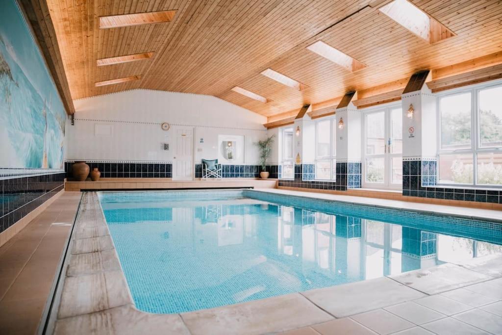 Vast, Elegant Home With Indoor Pool & Sauna Near Popular Golf Course 킹스턴 외부 사진