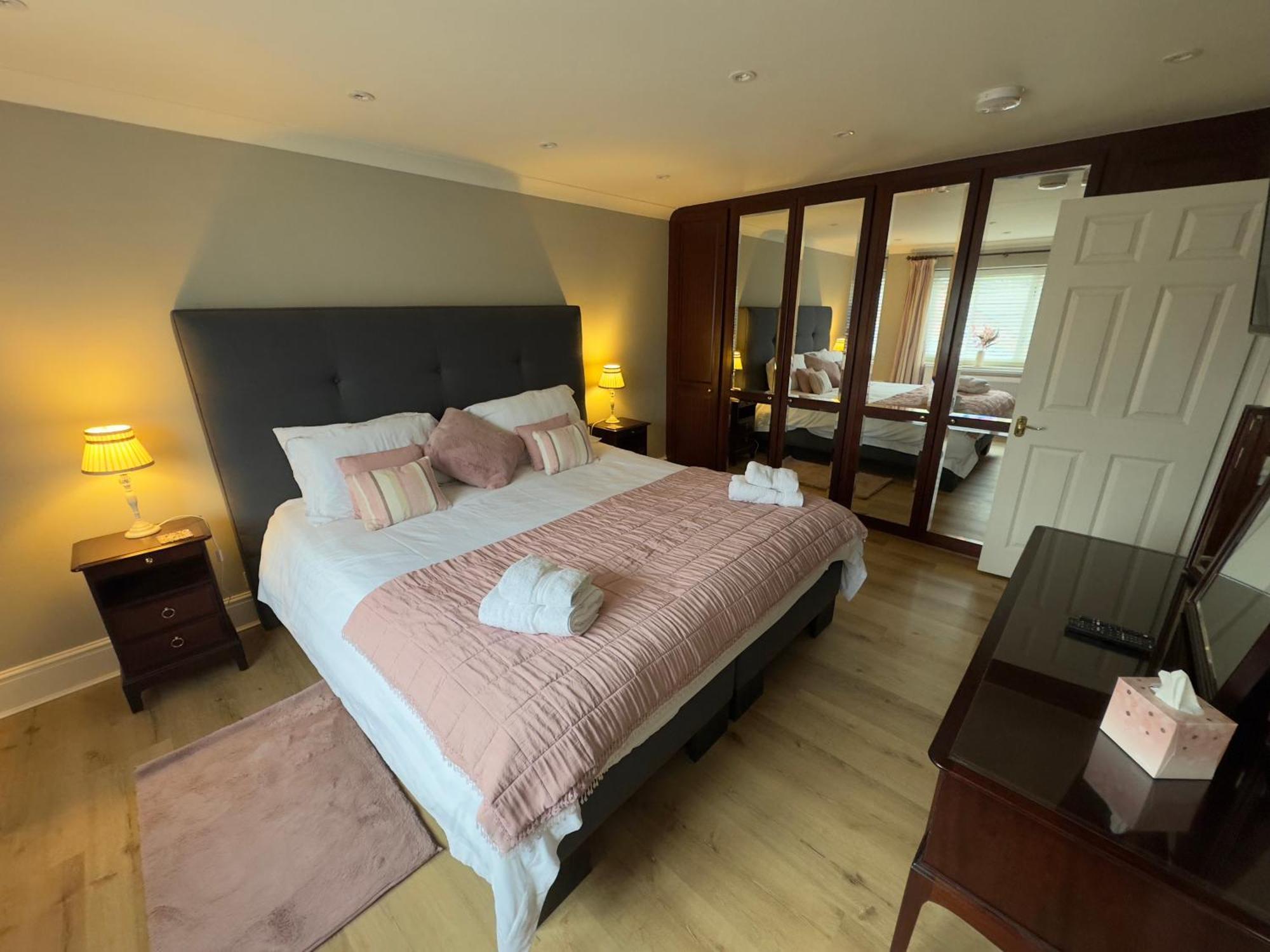 Vast, Elegant Home With Indoor Pool & Sauna Near Popular Golf Course 킹스턴 외부 사진