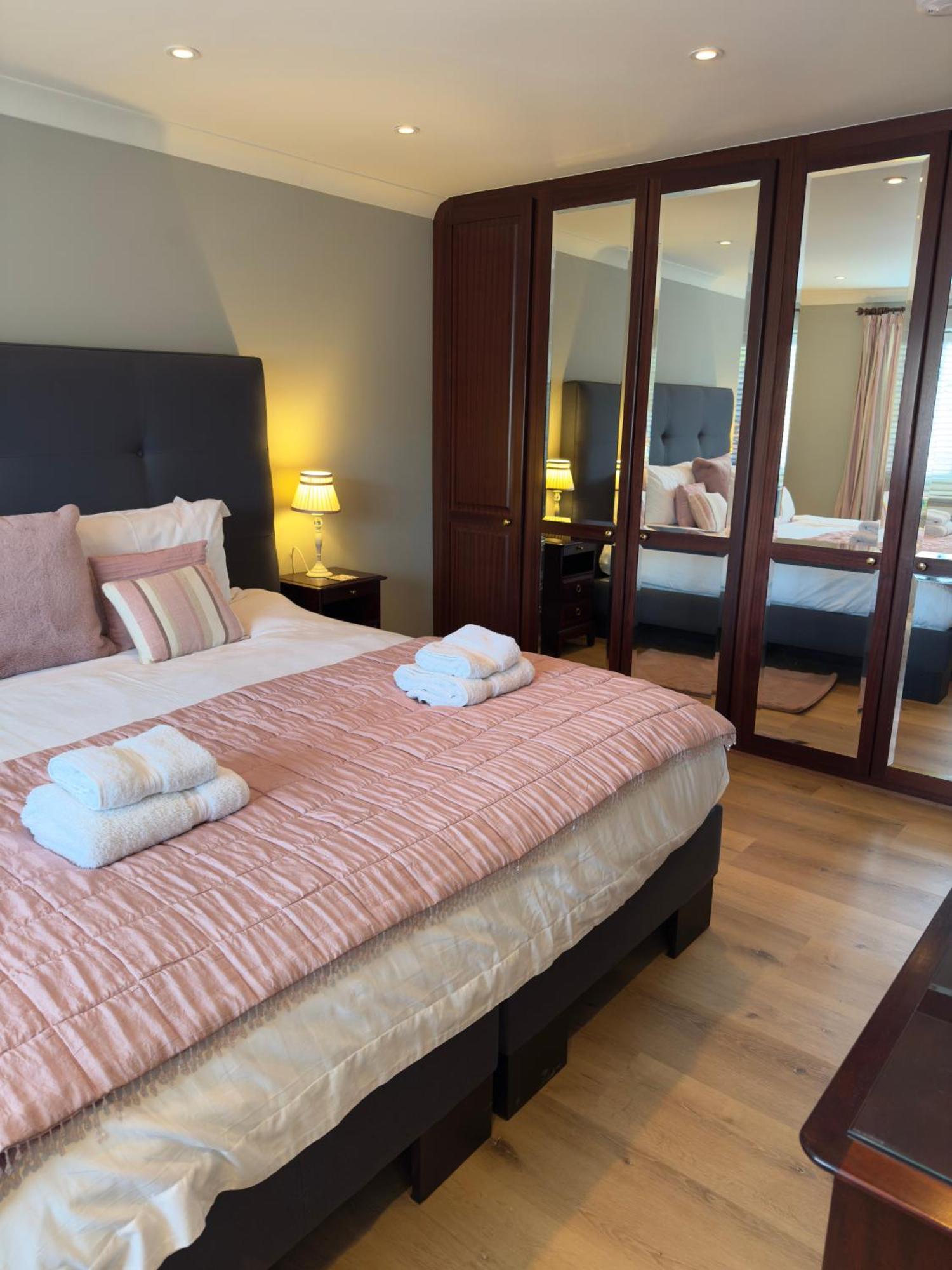 Vast, Elegant Home With Indoor Pool & Sauna Near Popular Golf Course 킹스턴 외부 사진